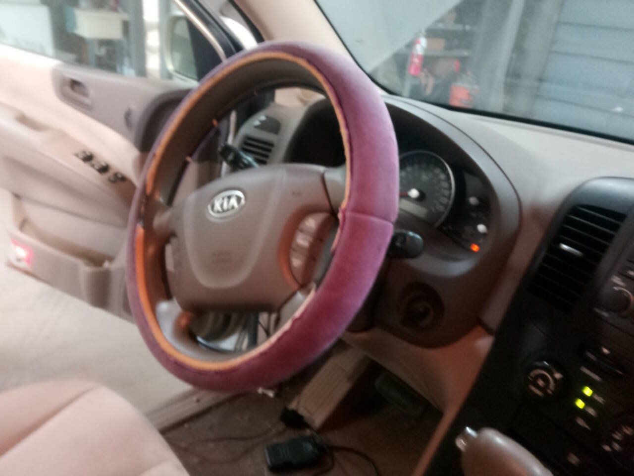 Used 2008 Kia Sedona LX FWD image 32