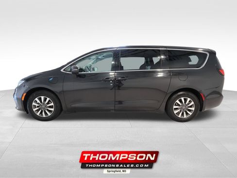 Used 2023 Chrysler Pacifica Touring-L FWD image 1