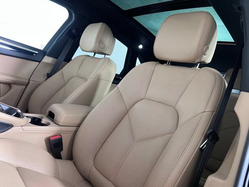 Certified 2023 Porsche Macan Turbo AWD/4WD image 5