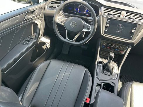 Used 2023 Volkswagen Tiguan SE w/ Panoramic Sunroof Package FWD image 9
