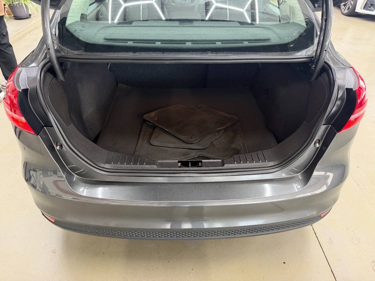 Used 2017 Ford Focus SE FWD image 9