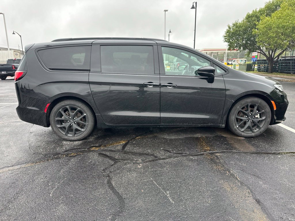 Used 2025 Chrysler Pacifica Limited FWD image 7