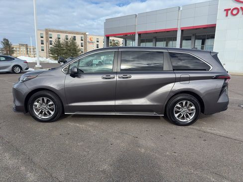 Used 2024 Toyota Sienna LE image 2
