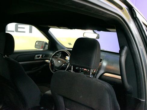 Used 2018 Ford Explorer XLT w/ XLT Technology Feature Bundle AWD/4WD image 10