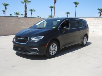 Used 2025 Chrysler Pacifica Select
