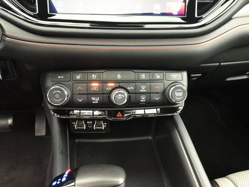 Used 2024 Dodge Durango GT image 3