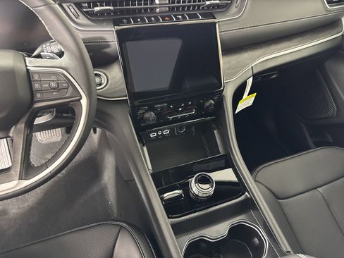 New 2025 Jeep Grand Cherokee Limited w/ Luxury Tech Group II image 22