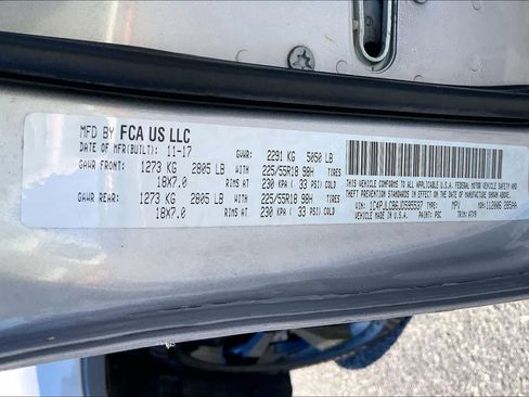 Used 2018 Jeep Cherokee Latitude w/ Altitude Package image 29