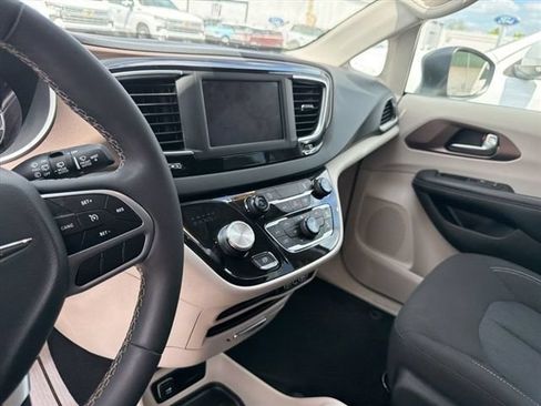 Used 2023 Chrysler Voyager LX FWD image 10