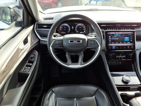 Used 2023 Jeep Grand Cherokee L Limited w/ Black Appearance Package image 15