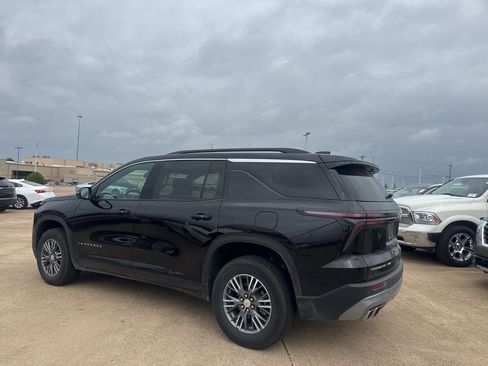 Used 2025 Chevrolet Traverse LT image 12