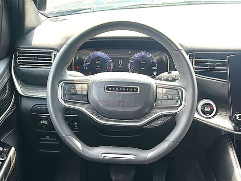 Used 2023 Jeep Wagoneer L Series II AWD/4WD image 28