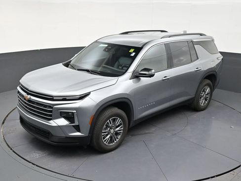 Used 2024 Chevrolet Traverse LT FWD image 12