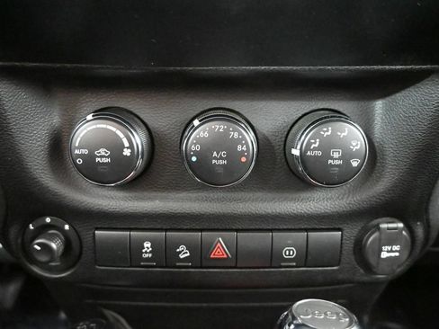 Used 2012 Jeep Wrangler Unlimited Rubicon w/ Connectivity Group AWD/4WD image 31