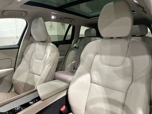 Used 2022 Volvo V60 T5 Cross Country image 10