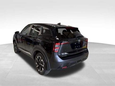 Used 2025 Nissan Kicks SV w/ Charging Package image 3