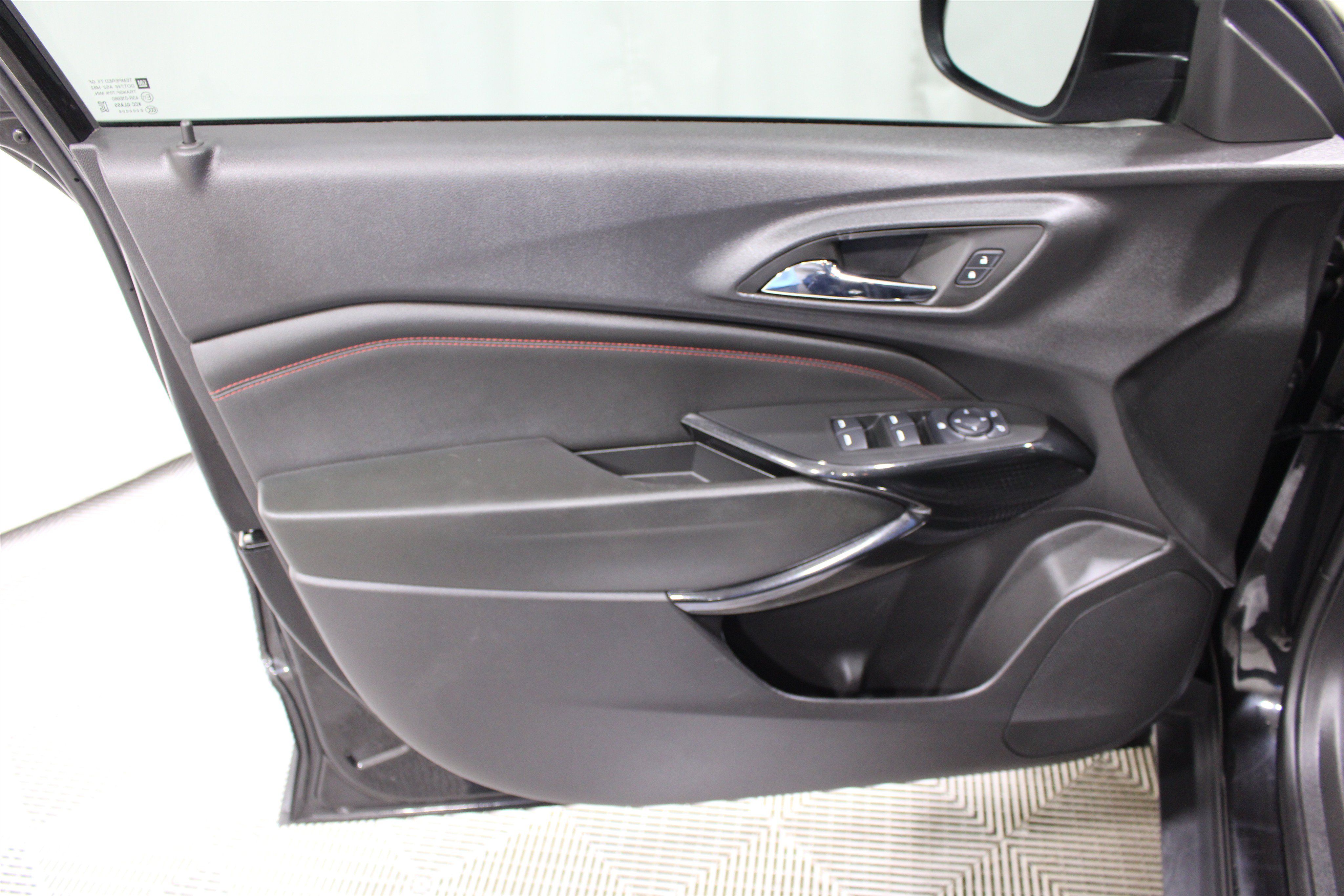 Used 2025 Chevrolet Trax RS w/ Sunroof Package FWD image 6