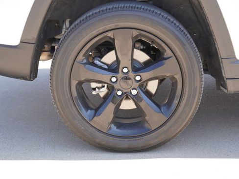 Used 2024 Jeep Grand Cherokee Altitude RWD image 9