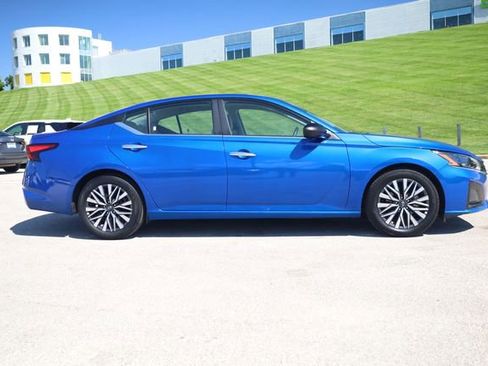 Used 2025 Nissan Altima 2.5 SV FWD image 3