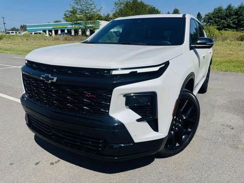 Used 2024 Chevrolet Traverse RS image 1