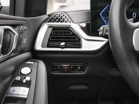 Used 2023 BMW X7 xDrive40i w/ Dynamic Handling Package image 38