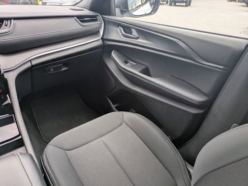 Used 2025 Jeep Grand Cherokee Laredo X image 21