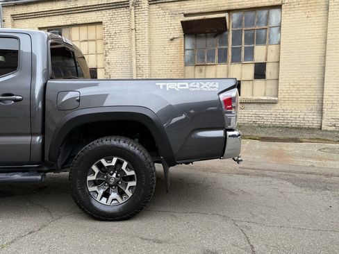 Used 2020 Toyota Tacoma TRD Off-Road w/ Blackout Package image 18