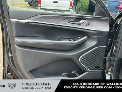 Used 2023 Jeep Grand Cherokee L Limited AWD/4WD image 9