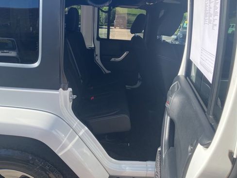 Used 2016 Jeep Wrangler Unlimited Sahara w/ Connectivity Group image 17