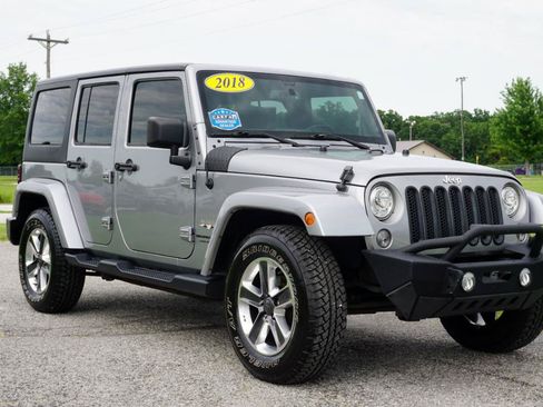 Used 2018 Jeep Wrangler Unlimited Sahara AWD/4WD image 4