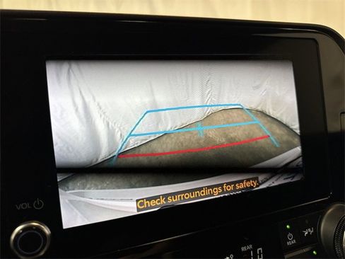 Used 2023 Toyota Highlander LE image 19