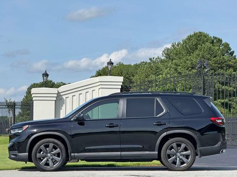 Used 2025 Honda Pilot Sport image 7