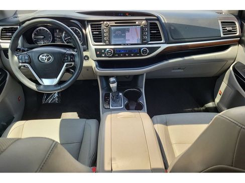 Used 2016 Toyota Highlander Limited w/ Driver Technology Package FWD image 10