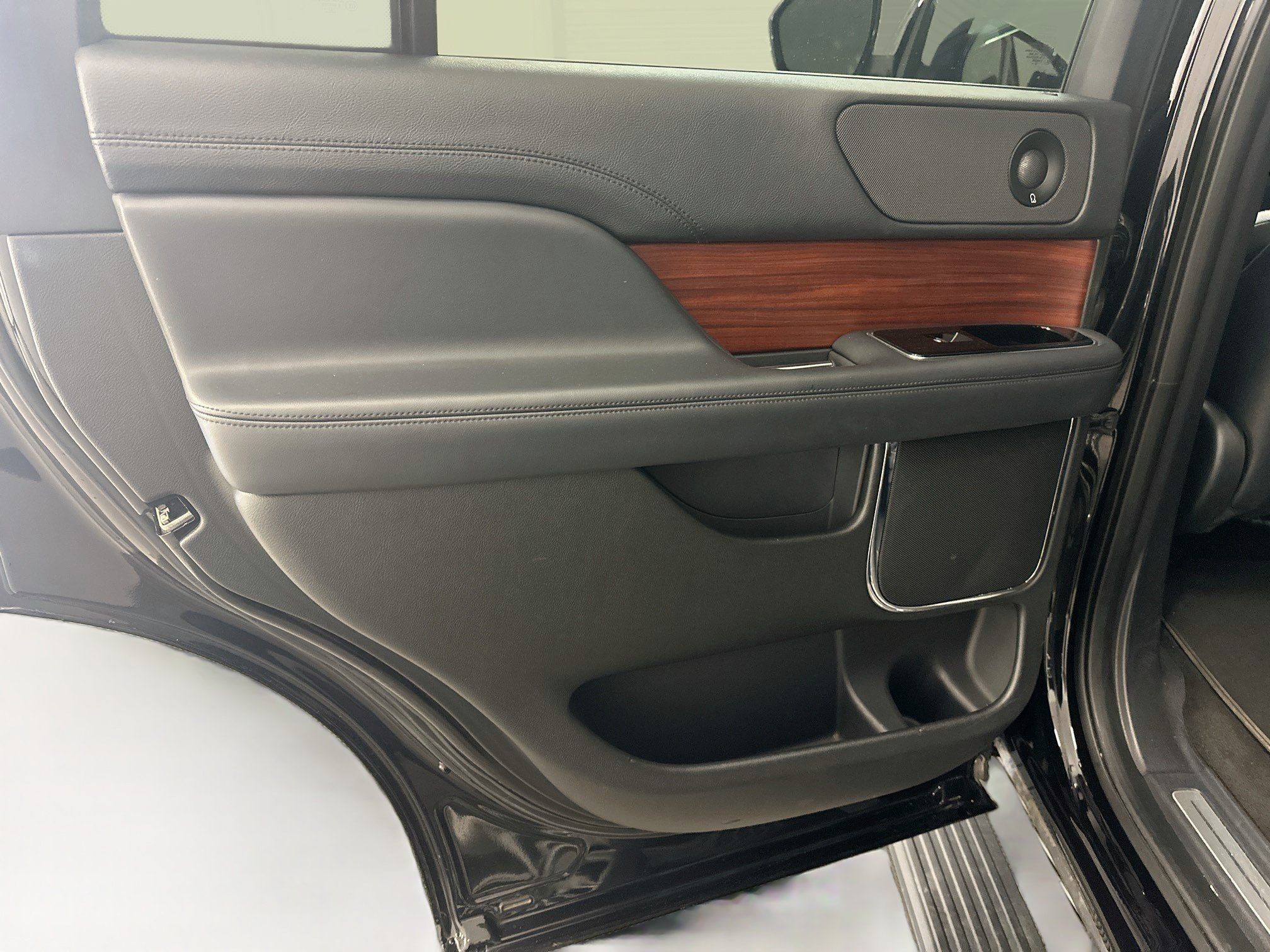 Used 2024 Lincoln Navigator Premiere AWD/4WD image 27