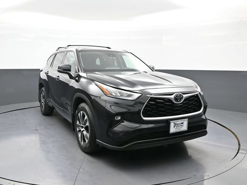 Certified 2020 Toyota Highlander XLE AWD/4WD image 3