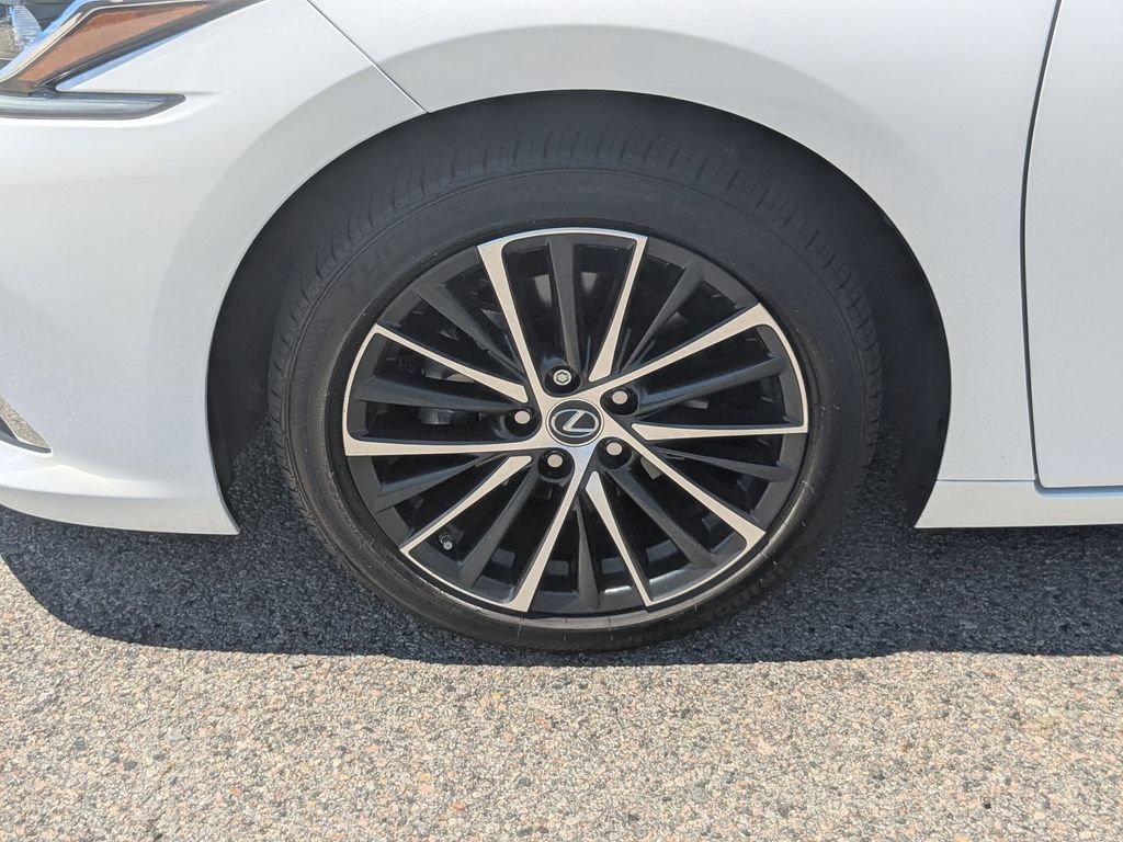 Used 2025 Lexus ES 350 w/ Premium Package FWD image 9