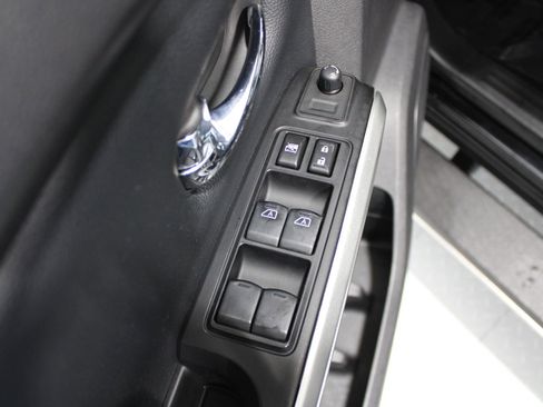 Used 2017 Nissan Titan SV AWD/4WD image 38