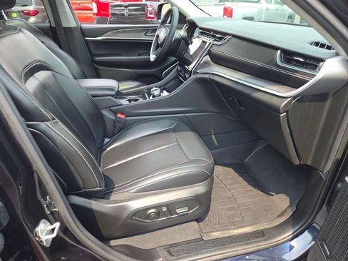 Used 2024 Jeep Grand Cherokee L Limited w/ Black Appearance Package AWD/4WD image 5