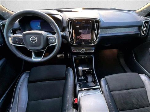 Used 2022 Volvo XC40 P8 Recharge Plus image 16