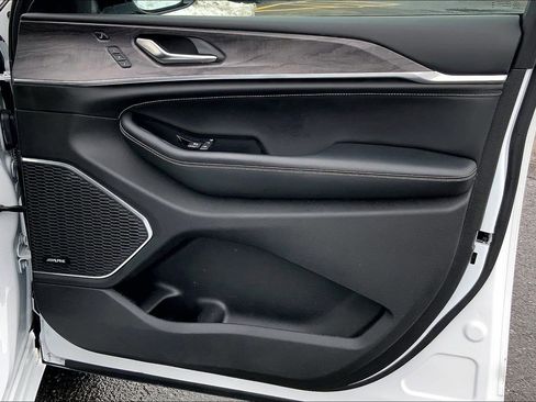 Certified 2024 Jeep Grand Cherokee L Overland w/ Luxury Tech Group IV image 22