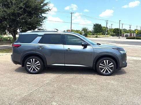 Used 2022 Nissan Pathfinder Platinum w/ Cargo Package AWD/4WD image 3