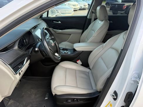 Used 2020 Cadillac XT4 Premium Luxury w/ Cold Weather Package AWD/4WD image 16