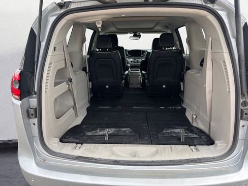 Used 2023 Chrysler Pacifica Limited FWD image 23