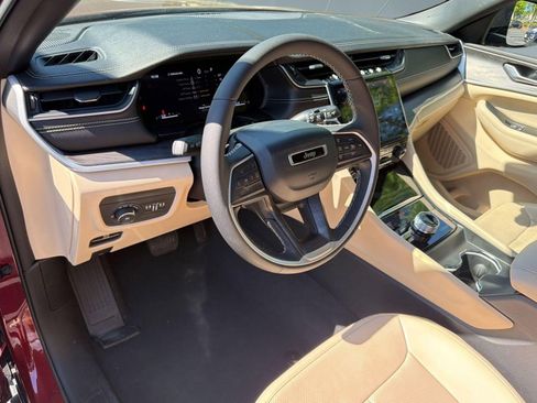 Used 2024 Jeep Grand Cherokee L Limited w/ Luxury Tech Group II image 4