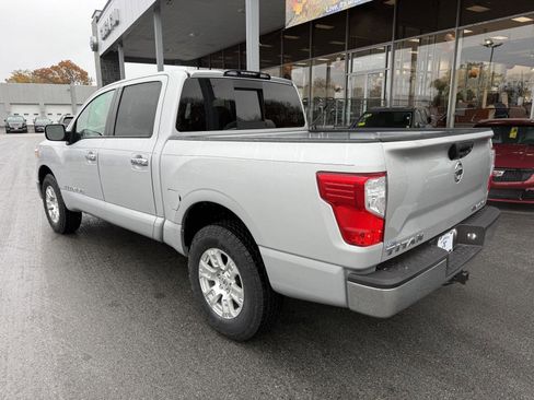 Used 2019 Nissan Titan SV image 5