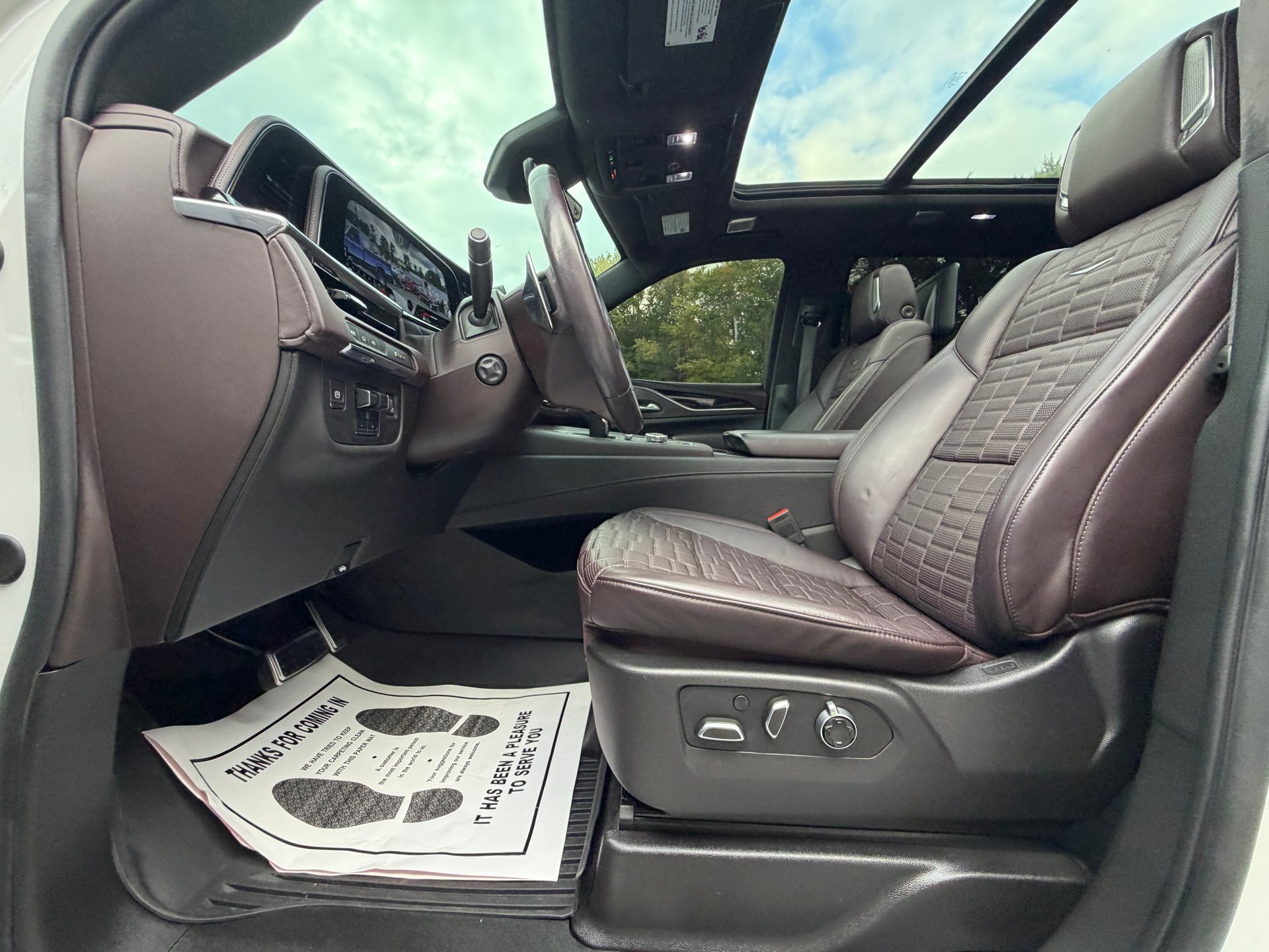 Used 2024 Cadillac Escalade ESV V w/ LPO, ONYX Package AWD/4WD image 33