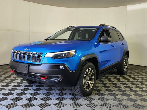 Used 2020 Jeep Cherokee Trailhawk w/ Cold Weather Group AWD/4WD image 3