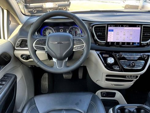 Used 2024 Chrysler Pacifica Touring-L image 6