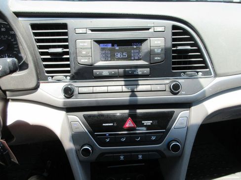 Used 2017 Hyundai Elantra SE FWD image 28