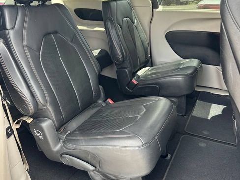 Used 2017 Chrysler Pacifica Touring-L Plus FWD image 20